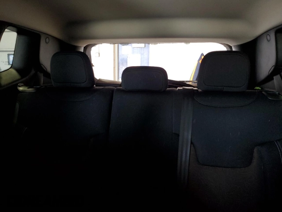 2023 Jeep Renegade Latitude z VIN ZACNJDB12PPP41283, wystawiony jako Copart lot #46307735 z przebiegiem 16 918 mil mil oraz Szkoda całkowita • Salvage title. Historia ofert i sprzedaży dostępna na DreamBid. Obrazek 10.