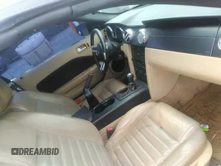 2007 Ford Mustang GT Deluxe z VIN 1ZVHT85H675258993, wystawiony jako IAAI lot #42369351 z przebiegiem 131 247 mil mil oraz . Historia ofert i sprzedaży dostępna na DreamBid. Obrazek 5.