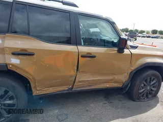 2025 Toyota Land Cruiser 1958 Edition z VIN JTEABFAJ8SK024963, wystawiony jako IAAI lot #41913954 z przebiegiem 3272 mil mil oraz . Historia ofert i sprzedaży dostępna na DreamBid. Obrazek 6.