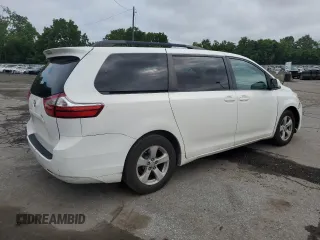 2015 Toyota Sienna LE AAS z VIN 5TDKK3DCXFS590626, wystawiony jako Copart lot #63081115 z przebiegiem 144 933 mil mil oraz Szkoda całkowita • Salvage title. Historia ofert i sprzedaży dostępna na DreamBid. Obrazek 3.
