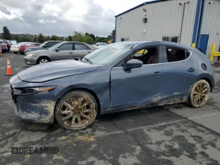2021 Mazda 3 Premium z VIN JM1BPAML6M1347072, wystawiony jako Copart lot #56699785 z przebiegiem Nie podano mil oraz Nie do naprawy • Non repairable. Historia ofert i sprzedaży dostępna na DreamBid. Obrazek 1.
