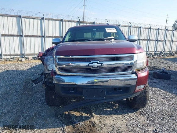 2008 Chevrolet Silverado 1500 LT w/1LT with VIN 2GCEK13J181246470, listed as a IAAI auction lot 40390209 with 195,631 mi miles. Bid and sale history available at carsss.com. Image 13.