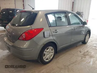 2010 Nissan Versa S z VIN 3N1BC1CP2AL390914, wystawiony jako IAAI lot #42475906 z przebiegiem 124 700 mil mil oraz . Historia ofert i sprzedaży dostępna na DreamBid. Obrazek 4.