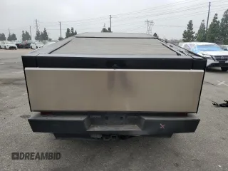2024 Tesla Cybertruck z VIN 7G2CEHED0RA017009, wystawiony jako Copart lot #71960844 z przebiegiem 4142 mil mil oraz Szkody całkowita. Historia ofert i sprzedaży dostępna na DreamBid. Obrazek 6.