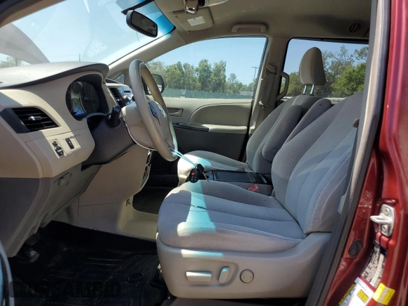 2014 Toyota Sienna LE AAS z VIN 5TDKK3DC6ES497651, wystawiony jako Copart lot #53358245 z przebiegiem 233 102 mil mil oraz Szkody całkowita. Historia ofert i sprzedaży dostępna na DreamBid. Obrazek 7.