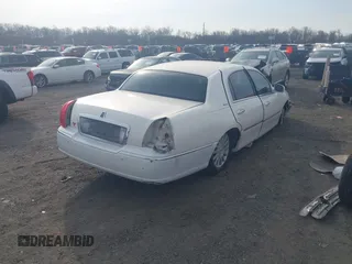 2003 Lincoln Town Car Signature z VIN 1LNHM82W33Y615344, wystawiony jako IAAI lot #41761302 z przebiegiem Nie podano mil oraz . Historia ofert i sprzedaży dostępna na DreamBid. Obrazek 4.