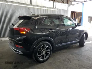 2021 Buick Encore GX Essence z VIN KL4MMFSL2MB153547, wystawiony jako Copart lot #64691745 z przebiegiem 126 665 mil mil oraz Czysty tytuł • Clean title. Historia ofert i sprzedaży dostępna na DreamBid. Obrazek 3.