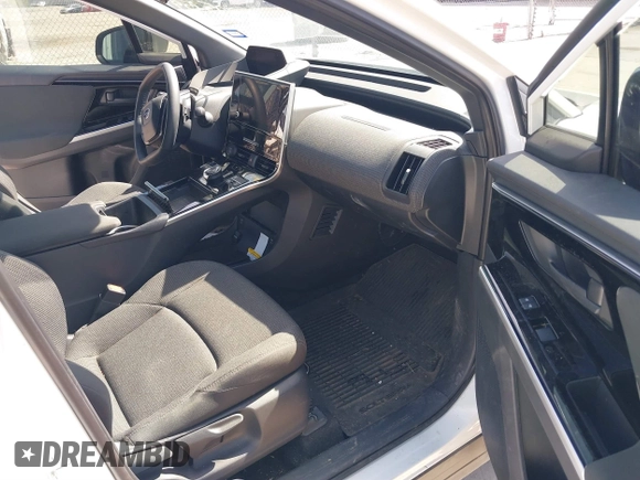 2024 Subaru Solterra Premium z VIN JTMABABA5RA068246, wystawiony jako IAAI lot #41825759 z przebiegiem 5419 mil mil oraz . Historia ofert i sprzedaży dostępna na DreamBid. Obrazek 5.