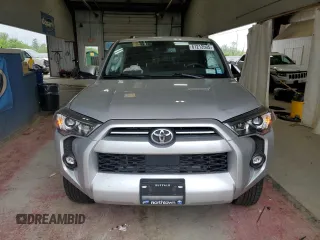 2023 Toyota 4Runner SR5 z VIN JTEMU5JR0P6106886, wystawiony jako Copart lot #61213595 z przebiegiem 30 183 mil mil oraz Szkoda całkowita • Salvage title. Historia ofert i sprzedaży dostępna na DreamBid. Obrazek 5.