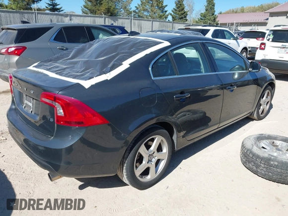 2013 Volvo S60 T5 Premier z VIN YV1612FSXD2176182, wystawiony jako IAAI lot #42238470 z przebiegiem 128 084 mil mil oraz . Historia ofert i sprzedaży dostępna na DreamBid. Obrazek 4.