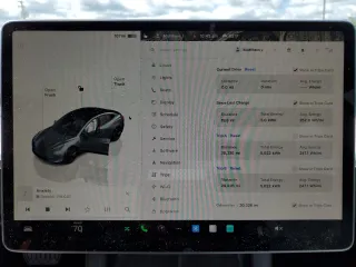 2023 Tesla Model 3 z VIN 5YJ3E1EA0PF677471, wystawiony jako Copart lot #57661625 z przebiegiem 20 326 mil mil oraz Szkoda całkowita • Salvage title. Historia ofert i sprzedaży dostępna na DreamBid. Obrazek 9.