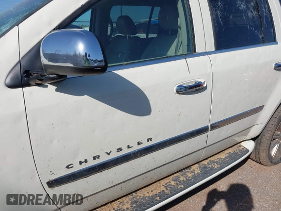 2008 Chrysler Aspen Limited z VIN 1A8HX582X8F150801, wystawiony jako IAAI lot #41995303 z przebiegiem 272 950 mil mil oraz . Historia ofert i sprzedaży dostępna na DreamBid. Obrazek 12.