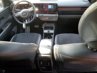 2024 Hyundai Kona N Line z VIN KM8HACA33RU056347, wystawiony jako Copart lot #54813225 z przebiegiem 40 756 mil mil oraz Szkoda całkowita • Salvage title. Historia ofert i sprzedaży dostępna na DreamBid. Obrazek 8.