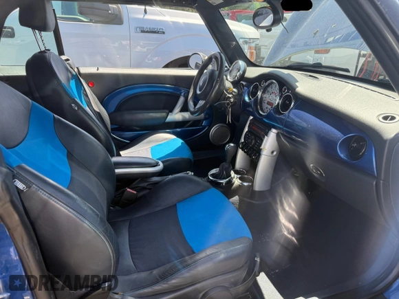 2007 MINI Convertible z VIN WMWRF33577TG17466, wystawiony jako Copart lot #58196905 z przebiegiem 60 644 mil mil oraz Tytuł czysty. Historia ofert i sprzedaży dostępna na DreamBid. Obrazek 5.