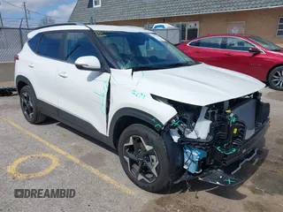 2025 Kia Seltos EX z VIN KNDERCAA5S7672568, wystawiony jako IAAI lot #41870127 z przebiegiem 1 245 mil mil oraz . Historia ofert i sprzedaży dostępna na DreamBid. Obrazek 1.