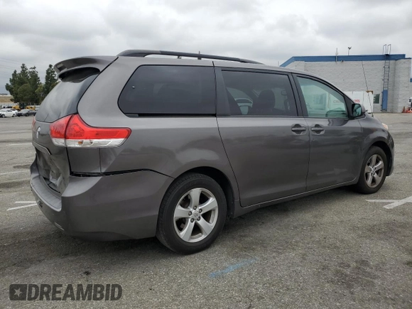 2012 Toyota Sienna LE AAS с VIN 5TDKK3DC8CS241590, выставлен на аукционе Copart как лот 53308815 с пробегом 141 292 миль миль и Списание • Salvage title. История ставок и продаж доступна на DreamBid. Изображение 3.
