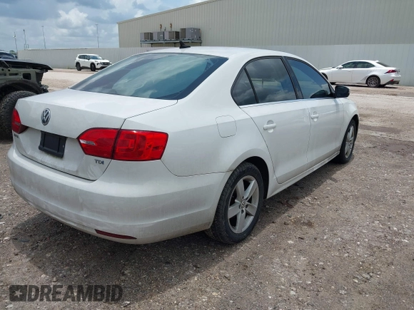2014 Volkswagen Jetta TDI w/Premium/Nav z VIN 3VWLL7AJ4EM366694, wystawiony jako IAAI lot #42525154 z przebiegiem 89 056 mil mil oraz . Historia ofert i sprzedaży dostępna na DreamBid. Obrazek 4.