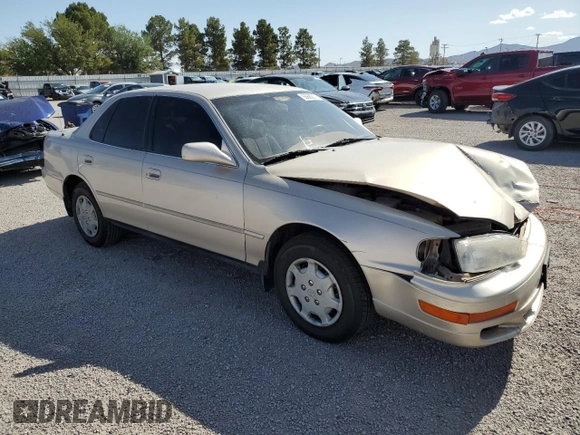 1993 Toyota Camry LE z VIN 4T1SK12E7PU287093, wystawiony jako Copart lot #55682275 z przebiegiem 110 399 mil mil oraz Szkoda całkowita • Salvage title. Historia ofert i sprzedaży dostępna na DreamBid. Obrazek 4.