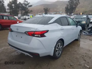 2024 Nissan Versa SV z VIN 3N1CN8EV1RL882882, wystawiony jako IAAI lot #41522203 z przebiegiem 4 673 mil mil oraz . Historia ofert i sprzedaży dostępna na DreamBid. Obrazek 4.