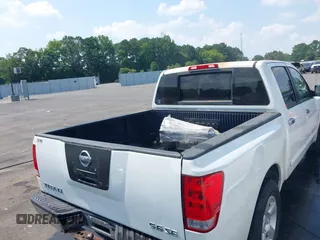 2005 Nissan Titan SE z VIN 1N6BA07A35N554676, wystawiony jako IAAI lot #42593107 z przebiegiem 200 541 mil mil oraz . Historia ofert i sprzedaży dostępna na DreamBid. Obrazek 4.