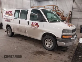 2019 Chevrolet Express Cargo z VIN 1GCWGAFG5K1321545, wystawiony jako IAAI lot #41554480 z przebiegiem 43 749 mil mil oraz . Historia ofert i sprzedaży dostępna na DreamBid. Obrazek 1.