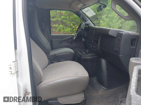 2017 Chevrolet Express Cargo z VIN 1GCWGBFF4H1289693, wystawiony jako IAAI lot #42310038 z przebiegiem 152 692 mil mil oraz . Historia ofert i sprzedaży dostępna na DreamBid. Obrazek 5.