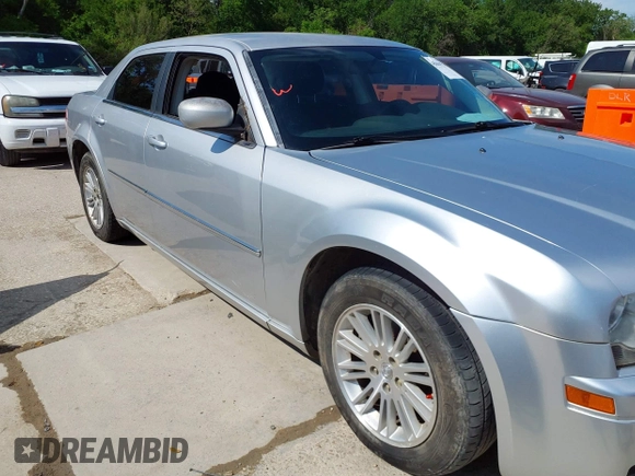 2008 Chrysler 300 LX z VIN 2C3LA43R68H106864, wystawiony jako IAAI lot #42044794 z przebiegiem 226 705 mil mil oraz . Historia ofert i sprzedaży dostępna na DreamBid. Obrazek 6.