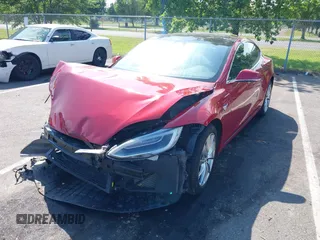 2016 Tesla Model S 90D z VIN 5YJSA1E4XGF171244, wystawiony jako IAAI lot #42584589 z przebiegiem 85 412 mil mil oraz . Historia ofert i sprzedaży dostępna na DreamBid. Obrazek 17.