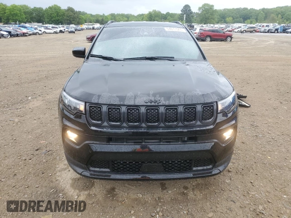 2024 Jeep Compass Latitude z VIN 3C4NJDBN4RT591517, wystawiony jako Copart lot #54611565 z przebiegiem 8 580 mil mil oraz Szkoda całkowita • Salvage title. Historia ofert i sprzedaży dostępna na DreamBid. Obrazek 5.