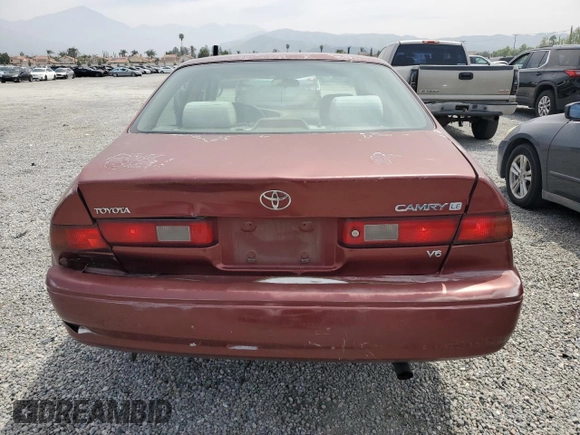 1999 Toyota Camry LE z VIN JT2BF22K8X0181675, wystawiony jako Copart lot #55057875 z przebiegiem 184 657 mil mil oraz Szkoda całkowita • Salvage title. Historia ofert i sprzedaży dostępna na DreamBid. Obrazek 6.