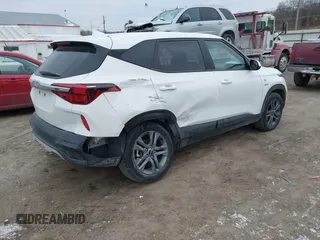 2023 Kia Seltos LX z VIN KNDEPCAA0P7449402, wystawiony jako IAAI lot #41413776 z przebiegiem 32 106 mil mil oraz . Historia ofert i sprzedaży dostępna na DreamBid. Obrazek 4.