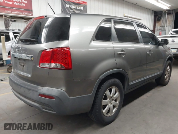 2013 Kia Sorento LX с VIN 5XYKT4A11DG418520, выставлен на аукционе IAAI как лот 42666037 с пробегом 179 798 миль миль и . История ставок и продаж доступна на DreamBid. Изображение 4.