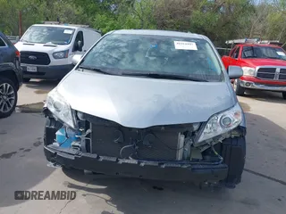 2019 Toyota Sienna XLE Auto Access Seat with VIN 5TDYZ3DC5KS977360, listed as a IAAI auction lot 41911897 with 71,200 mi miles. Bid and sale history available at carsss.com. Image 6.