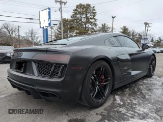 2018 Audi R8 V10 z VIN WUAEAAFX3J7900500, wystawiony jako Copart lot #45354755 z przebiegiem 33 376 mil mil oraz Czysty tytuł • Clean title. Historia ofert i sprzedaży dostępna na DreamBid. Obrazek 4.