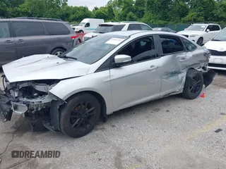 2016 Ford Focus SE z VIN 1FADP3F22GL373756, wystawiony jako IAAI lot #42369795 z przebiegiem 99 646 mil mil oraz . Historia ofert i sprzedaży dostępna na DreamBid. Obrazek 2.