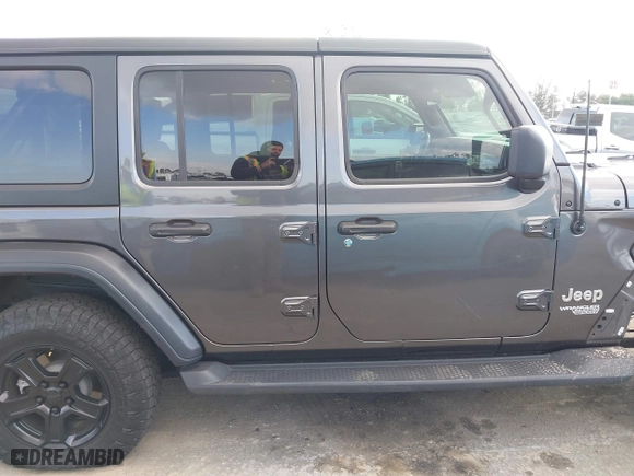 2020 Jeep Wrangler Unlimited Sport Altitude with VIN 1C4HJXDN4LW345855, listed as a IAAI auction lot 41550171 with 27,995 mi miles. Bid and sale history available at carsss.com. Image 14.