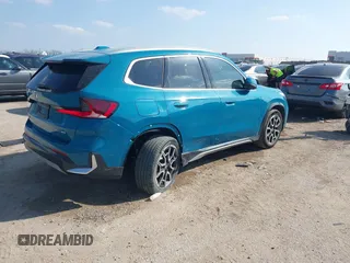 2025 BMW X1 xDrive28i z VIN WBX73EF04S5082009, wystawiony jako IAAI lot #41511596 z przebiegiem 3 561 mil mil oraz . Historia ofert i sprzedaży dostępna na DreamBid. Obrazek 4.