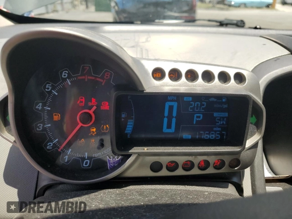 2013 Chevrolet Sonic LS z VIN 1G1JA6SH2D4136905, wystawiony jako Copart lot #55980485 z przebiegiem 176 857 mil mil oraz Nie do naprawy • Non repairable. Historia ofert i sprzedaży dostępna na DreamBid. Obrazek 9.