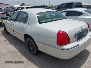 2004 Lincoln Town Car Ultimate z VIN 1LNHM83W04Y602034, wystawiony jako IAAI lot #42262561 z przebiegiem Nie podano mil oraz . Historia ofert i sprzedaży dostępna na DreamBid. Obrazek 3.
