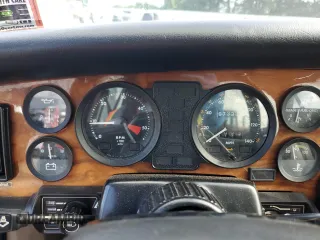 1986 Jaguar XJ z VIN SAJAV1341GC458926, wystawiony jako Copart lot #73985024 z przebiegiem 73 337 mil mil oraz Czysty tytuł • Clean title. Historia ofert i sprzedaży dostępna na DreamBid. Obrazek 9.