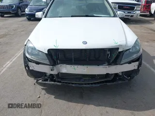 2014 Mercedes-Benz C 300 Sport z VIN WDDGF8AB0EA941628, wystawiony jako IAAI lot #41907802 z przebiegiem 88 812 mil mil oraz . Historia ofert i sprzedaży dostępna na DreamBid. Obrazek 6.