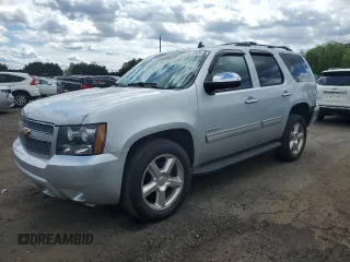 2013 Chevrolet Tahoe LS z VIN 1GNSKAE09DR229285, wystawiony jako Copart lot #56178885 z przebiegiem 164 437 mil mil oraz Szkoda całkowita • Salvage title. Historia ofert i sprzedaży dostępna na DreamBid. Obrazek 1.