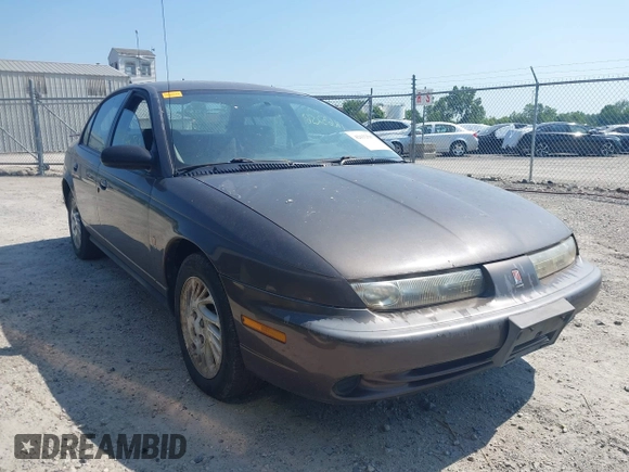 1998 Saturn SL z VIN 1G8ZJ5276WZ291081, wystawiony jako IAAI lot #42632567 z przebiegiem 238 130 mil mil oraz . Historia ofert i sprzedaży dostępna na DreamBid. Obrazek 1.