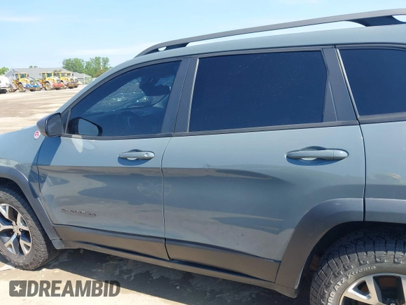 2014 Jeep Cherokee Trailhawk z VIN 1C4PJMBSXEW273520, wystawiony jako IAAI lot #42569063 z przebiegiem 137 585 mil mil oraz . Historia ofert i sprzedaży dostępna na DreamBid. Obrazek 14.