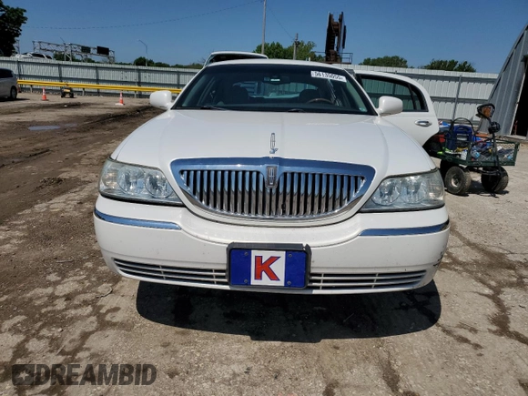 2003 Lincoln Town Car Signature z VIN 1LNHM82W43Y618527, wystawiony jako Copart lot #56135055 z przebiegiem 135 847 mil mil oraz Szkody całkowita. Historia ofert i sprzedaży dostępna na DreamBid. Obrazek 5.
