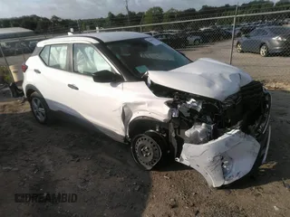 2022 Nissan Kicks S z VIN 3N1CP5BV7NL522054, wystawiony jako IAAI lot #42445264 z przebiegiem 42 648 mil mil oraz . Historia ofert i sprzedaży dostępna na DreamBid. Obrazek 1.