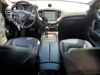 2018 Maserati Ghibli S Q4 z VIN ZAM57YTA0J1300472, wystawiony jako Copart lot #57342775 z przebiegiem 98 614 mil mil oraz Szkoda całkowita • Salvage title. Historia ofert i sprzedaży dostępna na DreamBid. Obrazek 8.