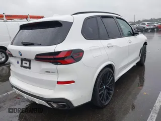 2024 BMW X5 xDrive40i z VIN 5UX23EU04R9V15176, wystawiony jako IAAI lot #41788597 z przebiegiem Nie podano mil oraz . Historia ofert i sprzedaży dostępna na DreamBid. Obrazek 4.