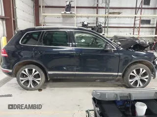 2017 Volkswagen Touareg Wolfsburg Edition z VIN WVGRF7BP0HD003232, wystawiony jako IAAI lot #41985161 z przebiegiem 165 850 mil mil oraz . Historia ofert i sprzedaży dostępna na DreamBid. Obrazek 12.