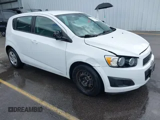 2013 Chevrolet Sonic LS z VIN 1G1JA6SH0D4150463, wystawiony jako IAAI lot #42458347 z przebiegiem 141 538 mil mil oraz . Historia ofert i sprzedaży dostępna na DreamBid. Obrazek 1.